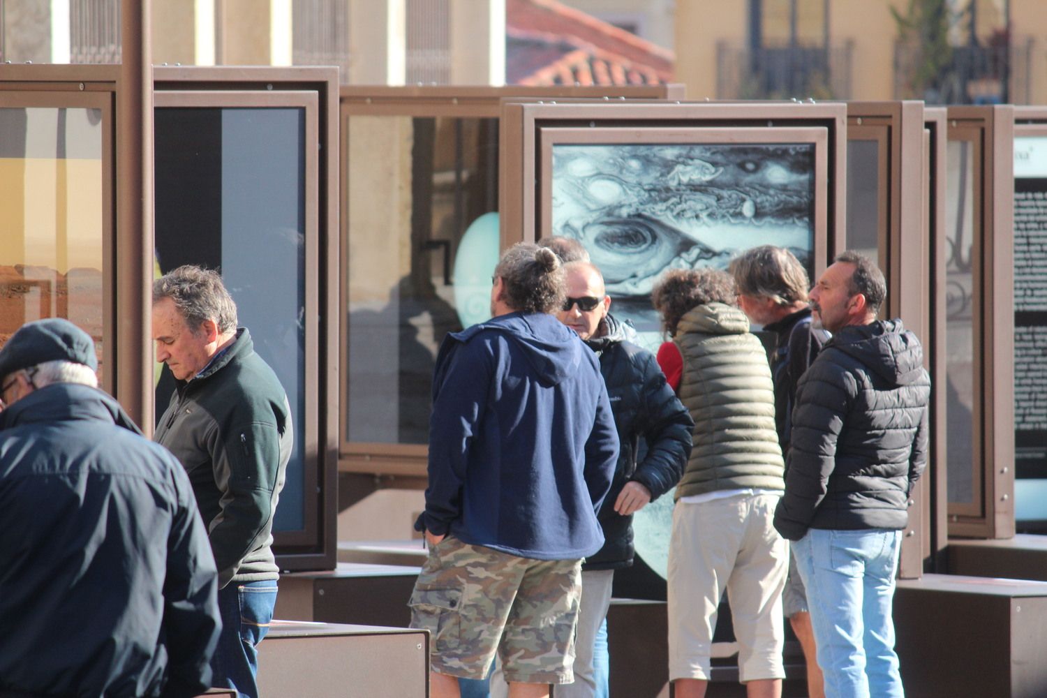 Leoneses disfrutando de la exposición 'Otros mundos'