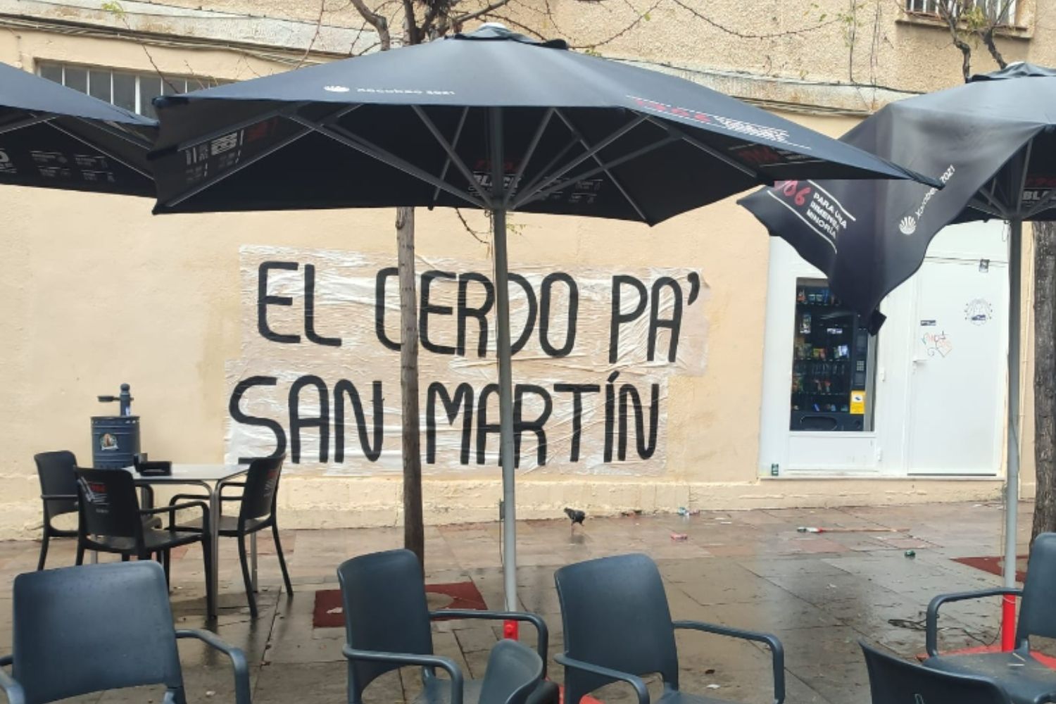  La Parafarmacia El Cid (León) sufre pintadas en su fachada por parte de los aficionados de la Ponferradina