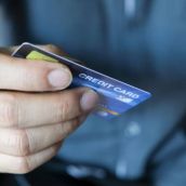 Tres detenidos en León por sacar casi 3.000 euros con las tarjetas de un vallisoletano que extravió su cartera en un establecimiento de hostelería | iStock 