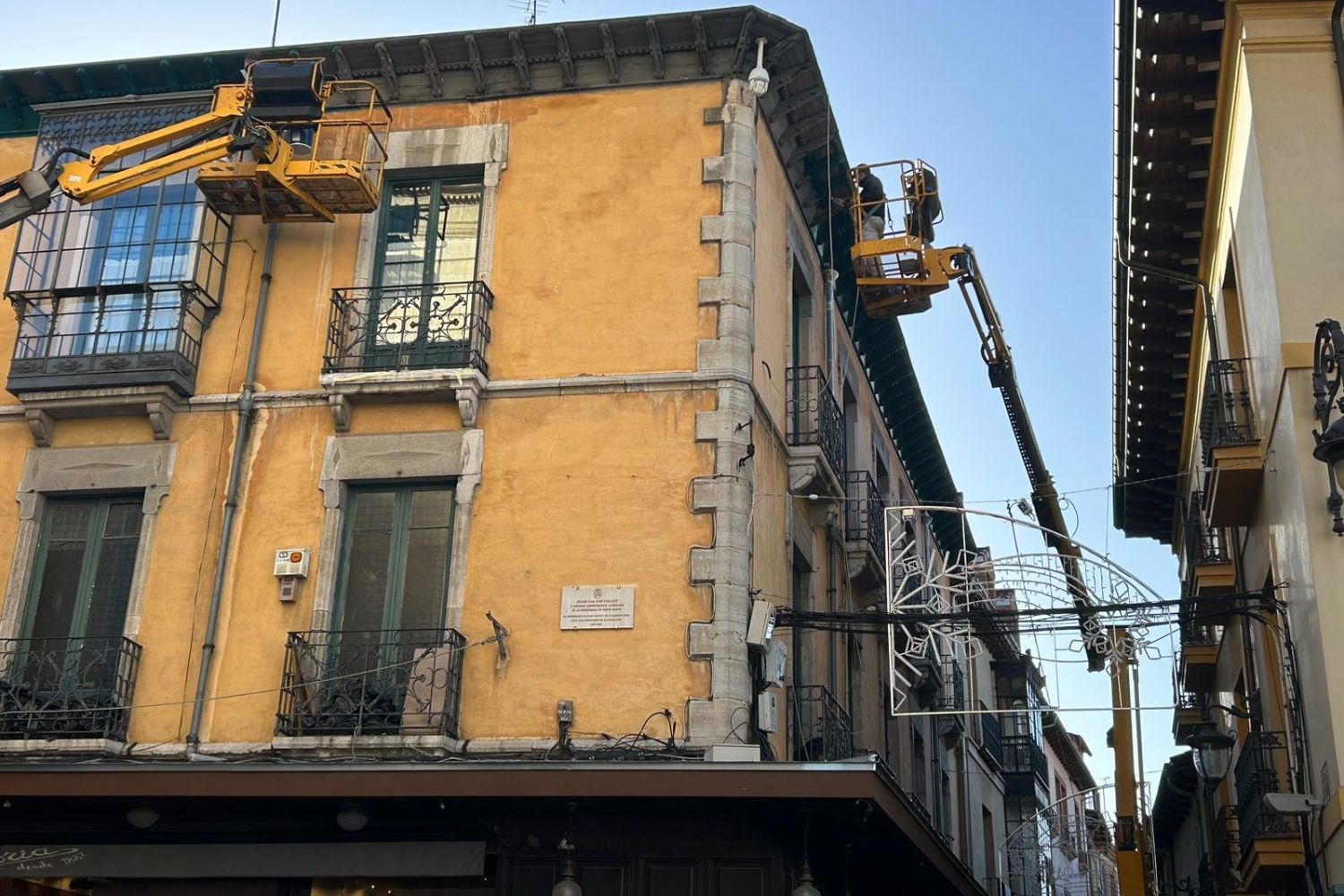 León inicia su preparativos para Navidad colgando las primeras luces