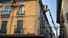 León inicia su preparativos para Navidad colgando las primeras luces