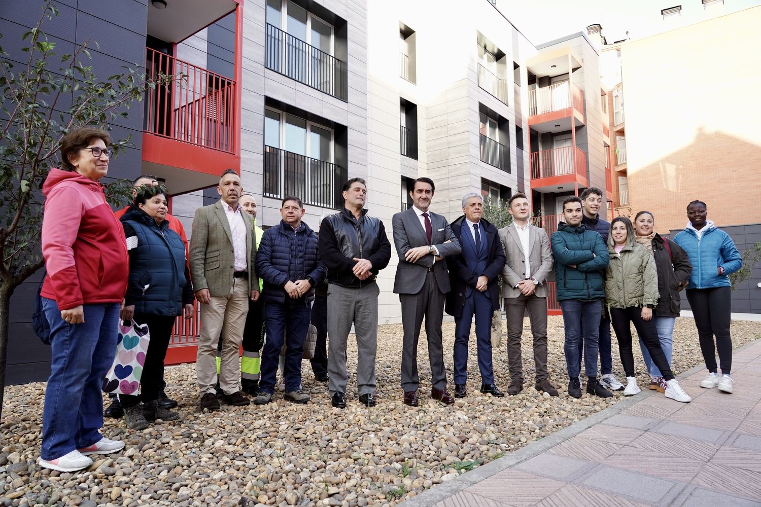 Suárez-Quiñones entrega 16 llaves de viviendas rehabilitadas en Valencia de Don Juan (León) para alquiler joven