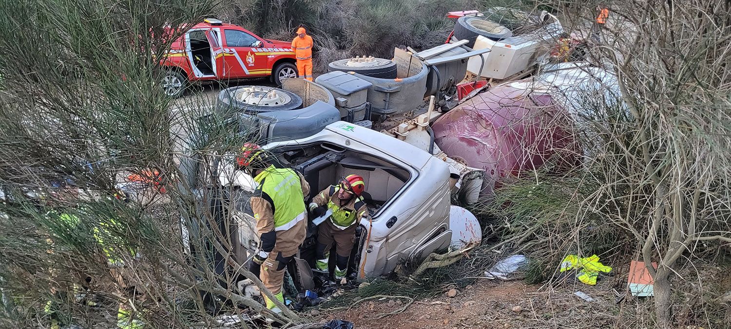 Herido y atrapado el conductor de un camión tras volcar en Santas Martas (León) 2