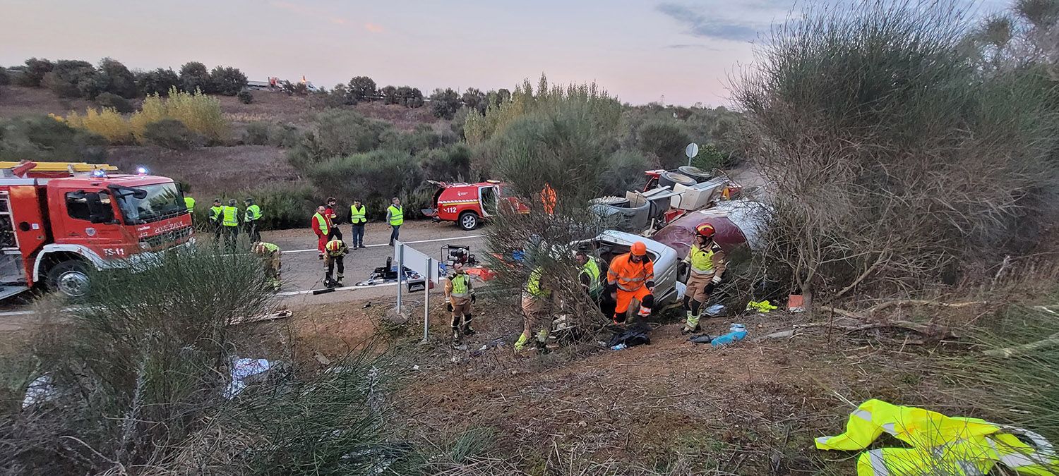 Herido y atrapado el conductor de un camión tras volcar en Santas Martas (León) 