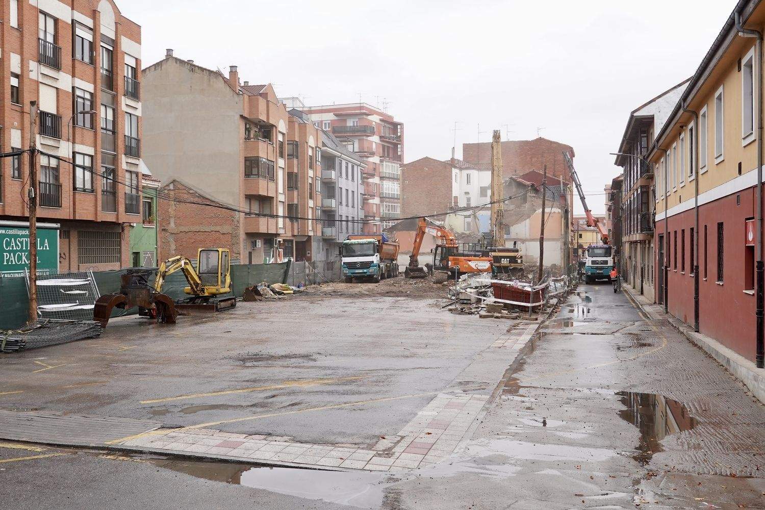 Demoliciones en la zona de la Plaza del Espolón, para la puesta en marcha de la vía de penetración norte de León Demoliciones en la zona de la Plaza del Espolón, para la puesta en marcha de la vía de penetración norte de León