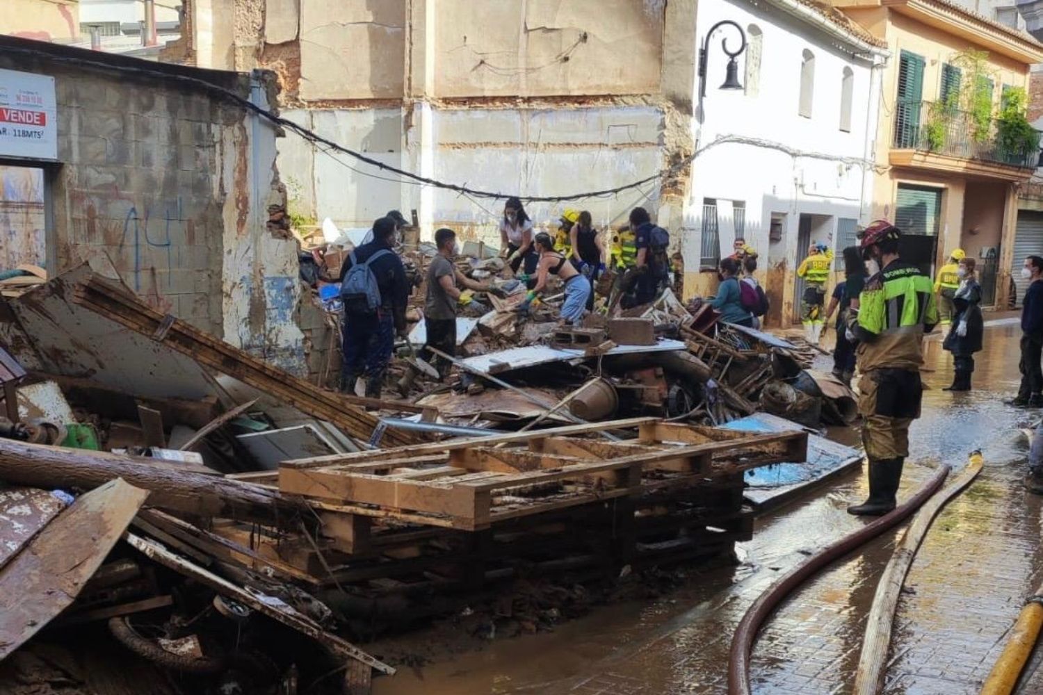 Los bomberos de la Diputación de León continúan su labor de limpieza en Aldaya (Valencia)