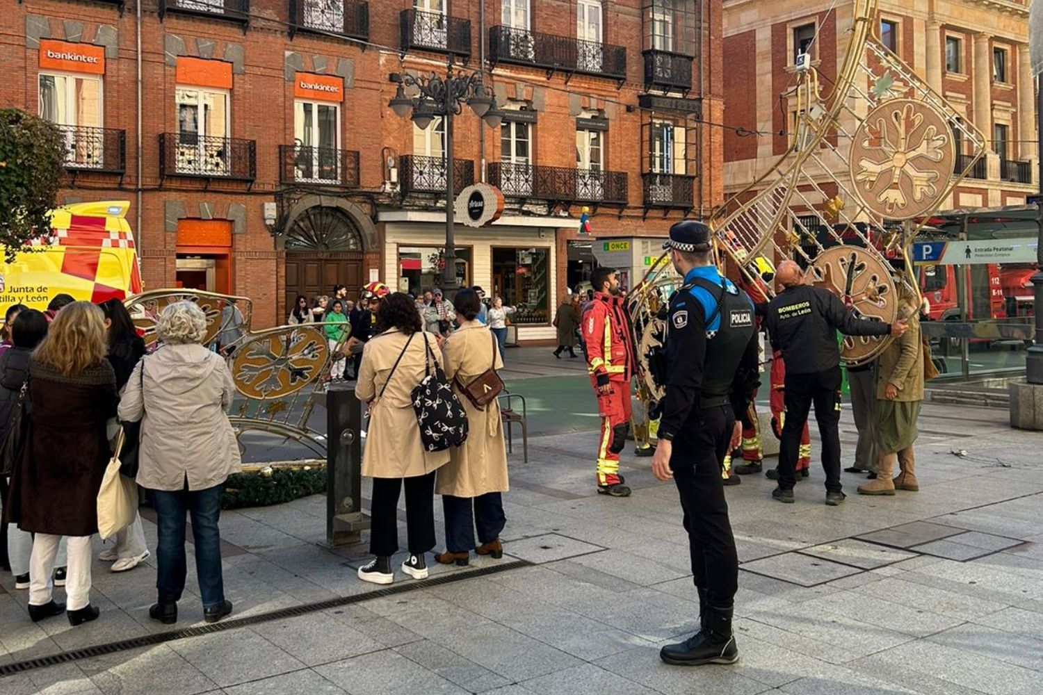  Un arco de iluminación navideña cae sobre un peatón en el centro de León