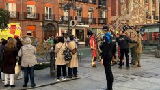 Un arco de iluminación navideña cae sobre un peatón en el centro de León Un arco de iluminación navideña cae sobre un peatón en el centro de León