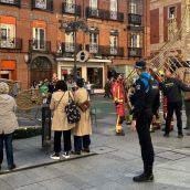 Un arco de iluminación navideña cae sobre un peatón en el centro de León Un arco de iluminación navideña cae sobre un peatón en el centro de León