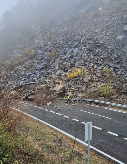 Un gran desprendiemiento de rocas corta la carretera AP-66 entre León y Asturias
