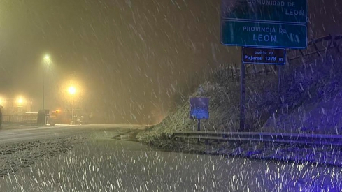 Nivel rojo por nieve en el Puerto de Pajares: Prohibidos camiones y obligación de cadenas