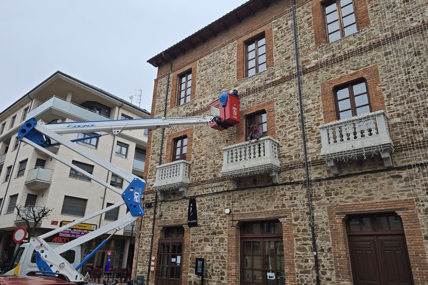 Colocación de las luces de Navidad en La Bañeza