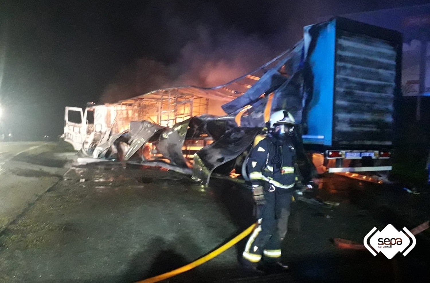 Un camión queda totalmente calcinado en el puerto de Pajares