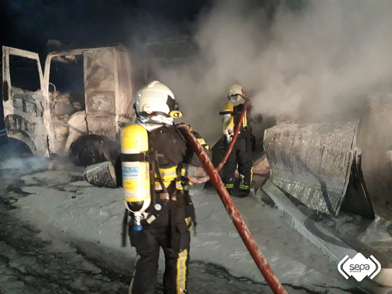 Un camión queda totalmente calcinado en el puerto de Pajares