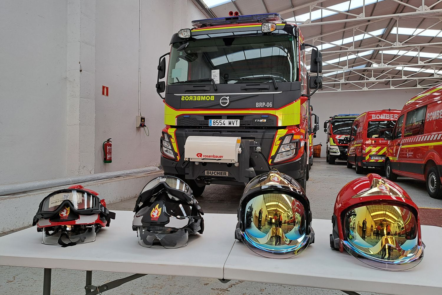 Los Bomberos de la Diputación de León estrenan cascos de última generación gracias a una inversión de 65.000 euros