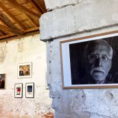 El monasterio de Santa María de Sandoval aúna arte y literatura con la exposición ‘Luis Mateo Díez en el desván’