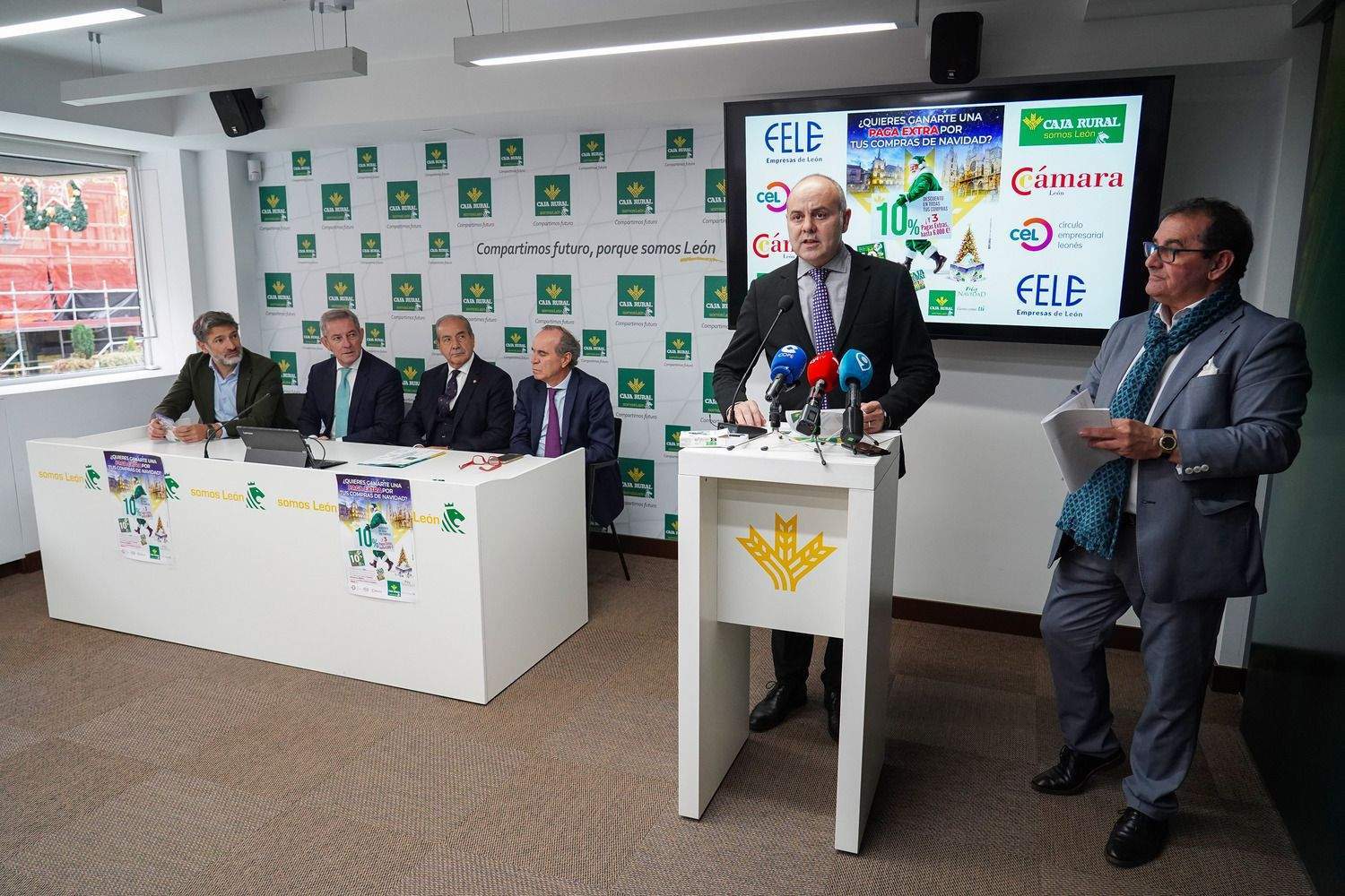 Presentación de la campaña navideña de descuentos y premios de Caja Rural en León. En la imagen, el director de Expansión de Caja Rural, Alejandro Hidalgo (2D); el presidente del CEL, Julio César Álvarez (I); el presidente de la Cámara de Comercio, Javier Vega (2I); el director general de Caja Rural, Cipriano García (3I); el presidente de la FELE, Juan María Vallejo (4I) y el director de Comunicación, Narciso Prieto (D) | Campillo (ICAL)
