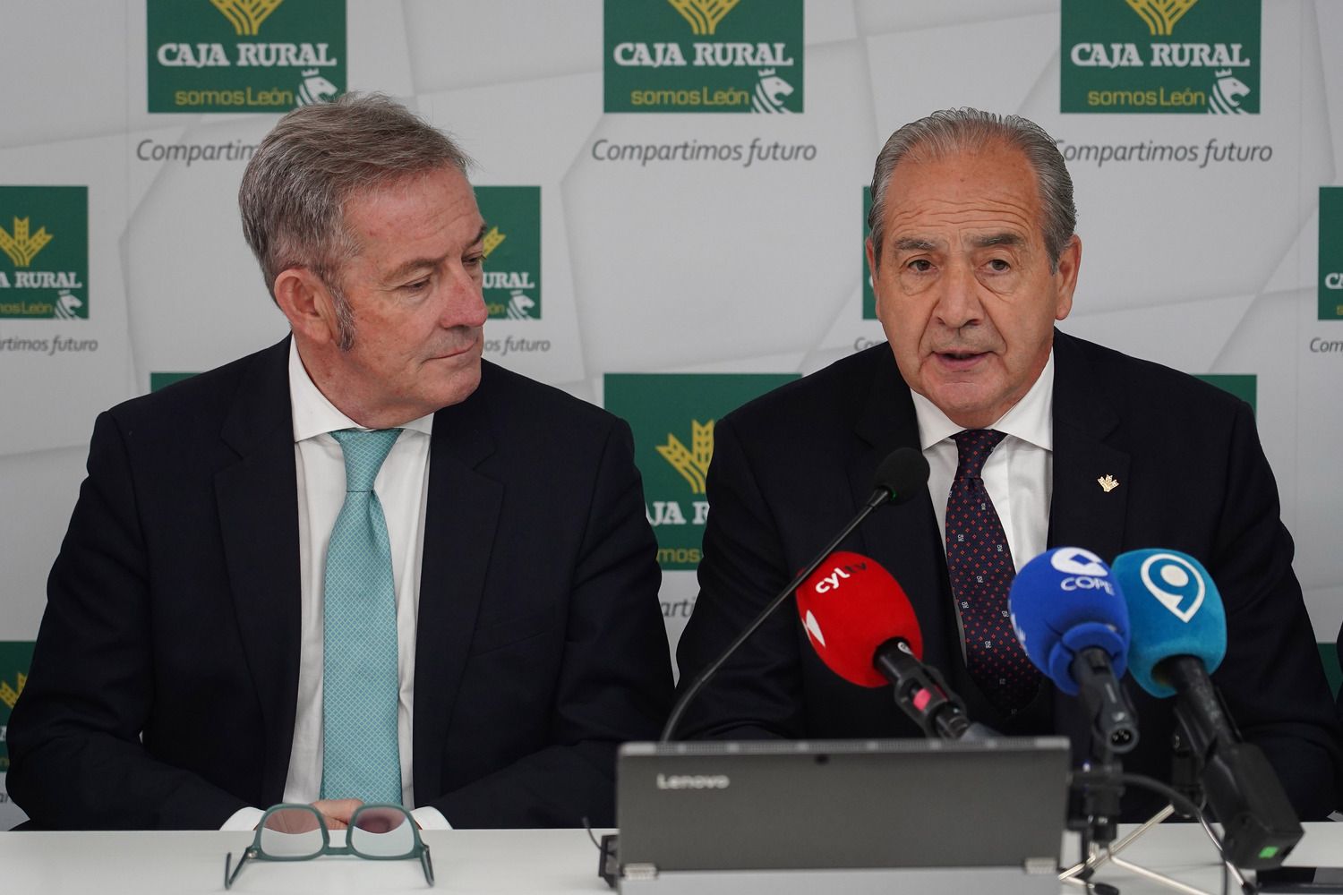 El director general de Caja Rural, Cipriano García, presenta la campaña navideña de descuentos y premios de Caja Rural en León. Junto a él, el presidente de la Cámara de Comercio, Javier Vega | Campillo (ICAL)