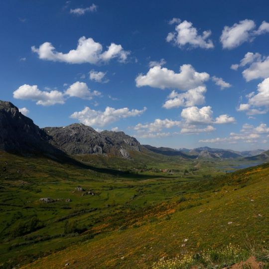 Valle de Casares y Cubillas de Arbas (León), perteneciente a la Reserva de la Biosfera Alto Bernesga Valle de Casares y Cubillas de Arbas (León), perteneciente a la Reserva de la Biosfera Alto Bernesga
