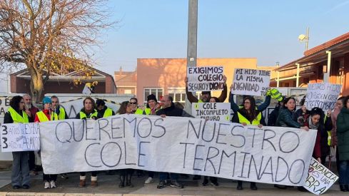 El AMPA del Colegio de Cembranos (León) se concentra para exigir la finalización de las obras tras “cuatro cursos” en ejecución