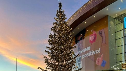 Espacio León da la bienvenida a la Navidad con el encendido de su iluminación navideña