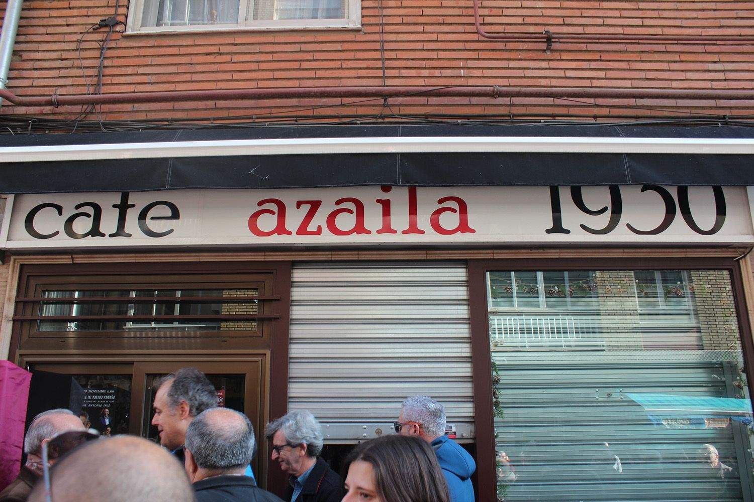 Revilla inaugura el poblado navideño del café Azaila 1930 de León