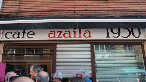 Revilla inaugura el poblado navideño del café Azaila 1930 de León