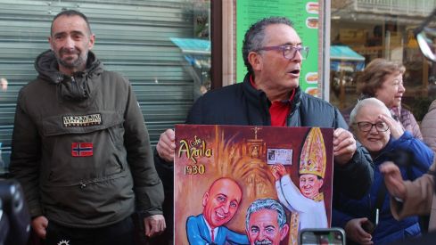 Revilla inaugura el poblado navideño del café Azaila 1930 de León