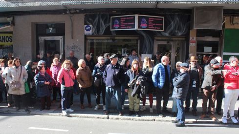 Revilla inaugura el poblado navideño del café Azaila 1930 de León