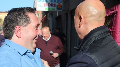 Revilla inaugura el poblado navideño del café Azaila 1930 de León