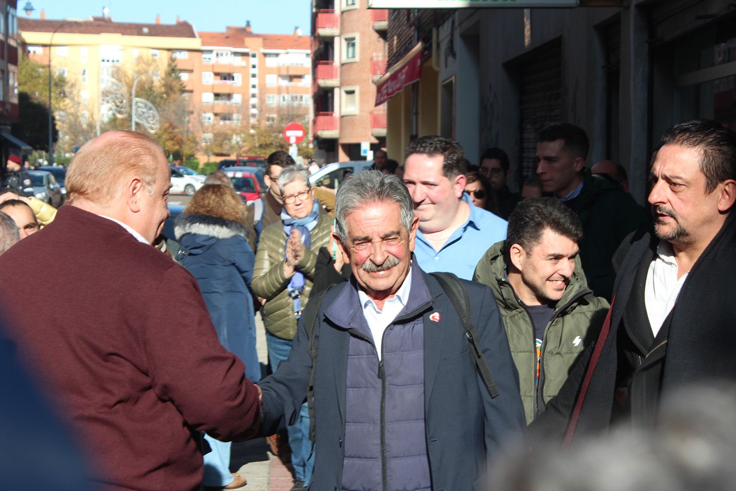 Revilla inaugura el poblado navideño del café Azaila 1930 de León