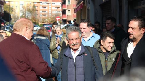 Revilla inaugura el poblado navideño del café Azaila 1930 de León