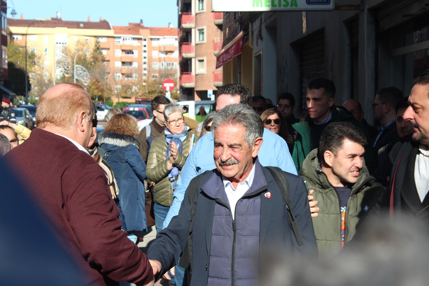 Revilla inaugura el poblado navideño del café Azaila 1930 de León