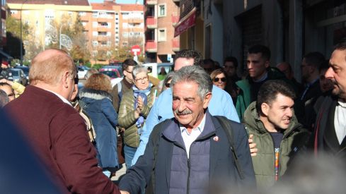 Revilla inaugura el poblado navideño del café Azaila 1930 de León