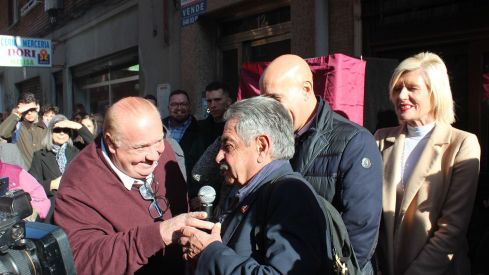 Revilla inaugura el poblado navideño del café Azaila 1930 de León