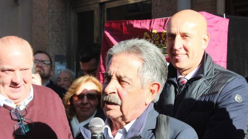 Revilla inaugura el poblado navideño del café Azaila 1930 de León