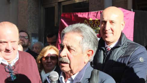 Revilla inaugura el poblado navideño del café Azaila 1930 de León