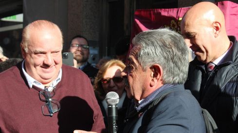 Revilla inaugura el poblado navideño del café Azaila 1930 de León