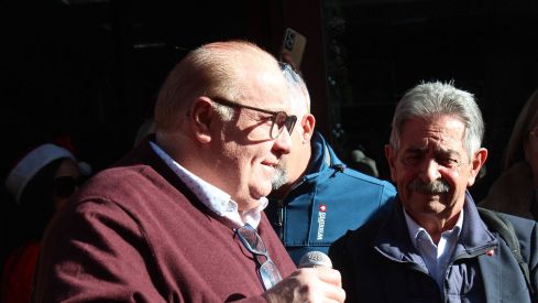 Revilla inaugura el poblado navideño del café Azaila 1930 de León