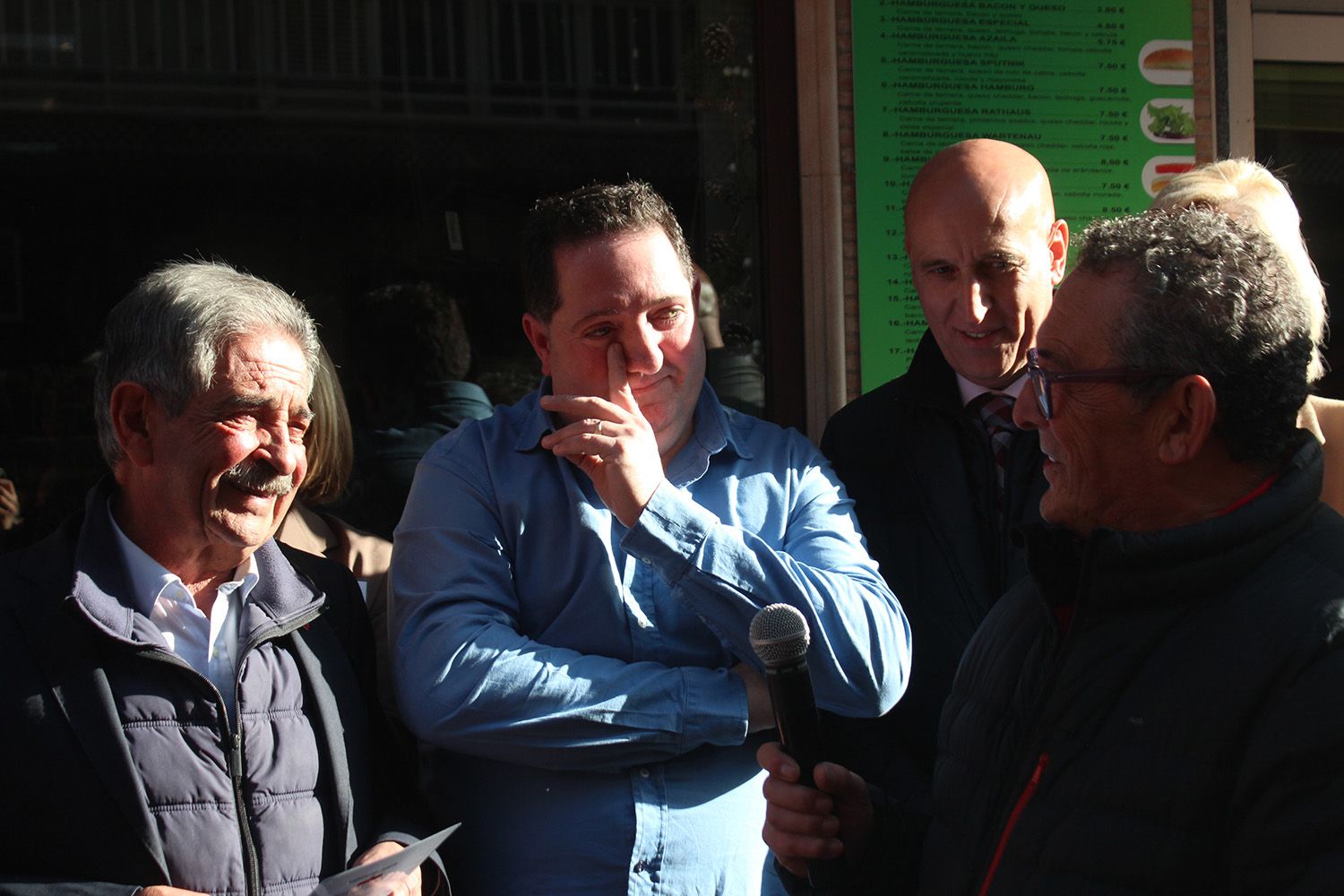 Revilla inaugura el poblado navideño del café Azaila 1930 de León