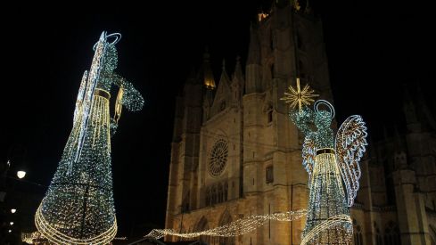Ángeles y mercado navideño en la Catedral de León