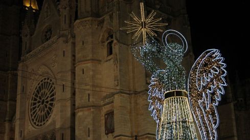 Ángeles y mercado navideño en la Catedral de León