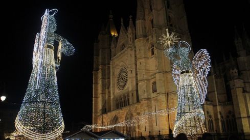 Ángeles y mercado navideño en la Catedral de León