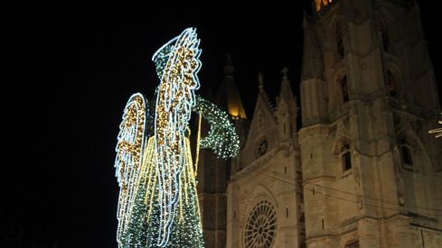 Ángeles y mercado navideño en la Catedral de León