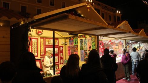 Mercado navideño a los pies de la Catedral de León