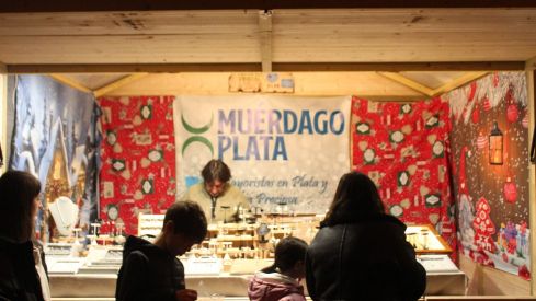 Ángeles y mercado navideño en la Catedral de León