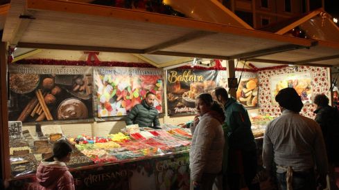 Ángeles y mercado navideño en la Catedral de León