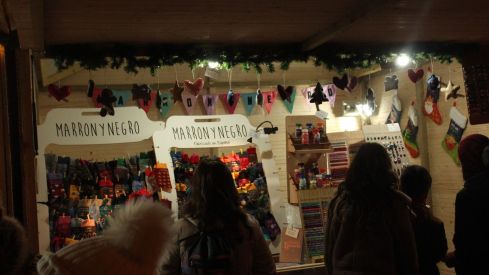 Ángeles y mercado navideño en la Catedral de León