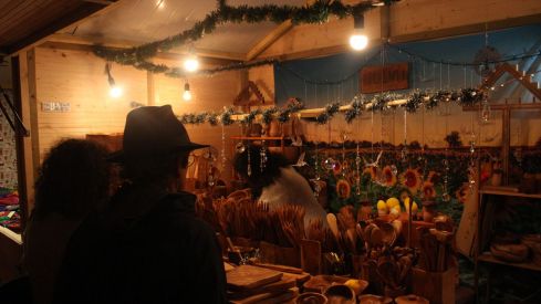 Ángeles y mercado navideño en la Catedral de León
