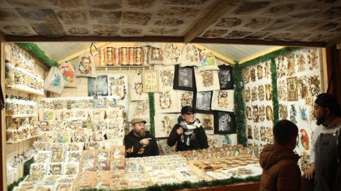 Ángeles y mercado navideño en la Catedral de León